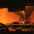 Pohled z našeho gumokolu jménem Trabi při cestě jedním z mnoha tunelů za červenými mašinkami ...