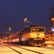 Čtyřka čísla 28 v čele vlaku Os 3642 čeká 3.12.2010 na odjezd do Olomouce