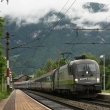 EC 159 Croatia v čele s taurem 1116 141 stoupá zastávkou Kűb po Semmeringbahn.