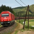 Esíčkem u Taxwirtu sjíždí dvojce herkulů 2016 059 a 048 s nákladním vlakem do Wolfsbergu.