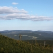 Pohled ze svahu pod Suinou na Rychlebsk hory a Ob skly s erkem.