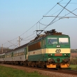 Peršing 163 022 s vlakem Os 3760 míří jarním dubnovým podvečerem k Věžkám ...