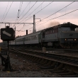 Náhradní souprava vlaku R 706 z Luhačovic vedená olomouckou bertou 749 253 navozuje vzpomínku na dobu dávno minulou, kdy v čele těchto rychlíků byly zamračené samozřejmostí ... . Podvečer 4.října2008 pod St.12 .