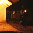 Noční pohlednice se zahradního nádražíčka s lokomotivou U 37.002.