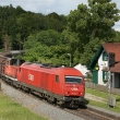 Zastávkou Autal projíždí 8.6.2009 Hercules 2016 080 spolu s loko 2068 s nákladním vlakem do Grazu.