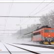 Jako blesk( jen rychlostí 120km/h ) projíždí 5.ledna 2009 vlak R 804 stanicí Říkovice. Ostatně maximální rychlosti na 2.koridoru není využívano už několik let...